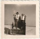 Vintage-Foto-Kinder-salutieren-im-Strandkorb-1950er-Jahre.jpg